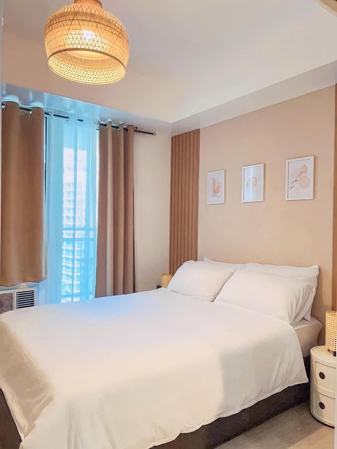 Beach Front Living In The Heart Of The City, Azure Residences Manila Room photo