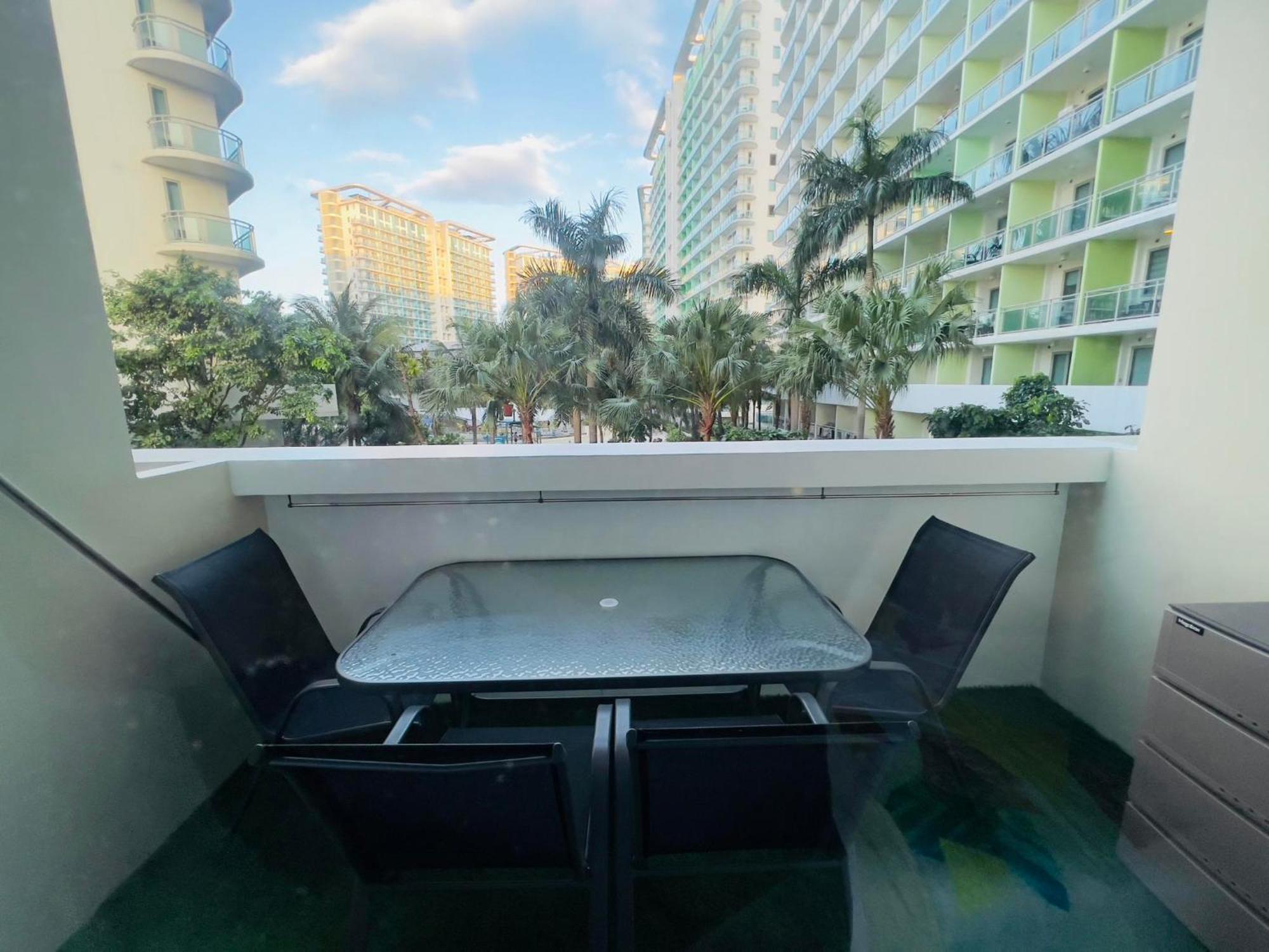 Beach Front Living In The Heart Of The City, Azure Residences Manila Room photo